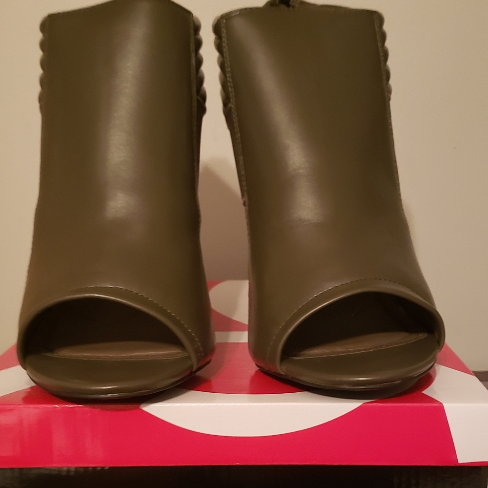 Ashley Stewart Woman Size 12W Olive Green Bootie